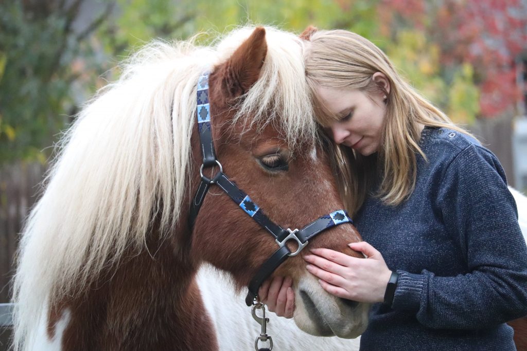 Carina Warnstädt mit Islandpferd
